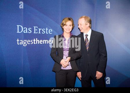 Caren Miosga und Tom Buhrow posieren BEI einem Fototermin à Hambourg. Miosga moderierte ab dem 16. Juillet 2007 erstmals die Tagesthemen und führte fortan im wöchentlichen Wechsel mit Buhrow durch die Sendung. Banque D'Images