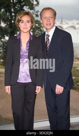 Caren Miosga und Tom Buhrow posieren BEI einem Fototermin à Hambourg. Miosga moderierte AM 16. Juillet 2007 erstmals die Tagesthemen und führte fortan im wöchentlichen Wechsel mit Buhrow durch die Sendung. Banque D'Images
