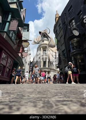ORLANDO, Floride - 31 mai 2026 : les touristes envahissent la rue pavée de Diagon Alley sous le dragon géant Gringotts à Universal Studios. Banque D'Images