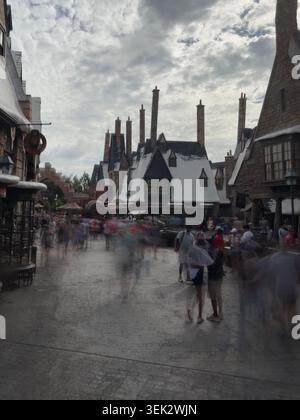 ORLANDO, FL - 31 mai 2026 : une vue d'ensemble des touristes du parc à thème explorant les rues enneigées du village de Hogsmeade à Islands of Adventure. Banque D'Images