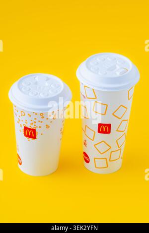 McDonalds deux boissons de tasse de papier sur fond jaune, boissons de restauration rapide. Tasse de boisson blanche pour Coca-Cola, jus de fruits ou cocktail vue de dessus. Kiev, Ukraine - 24 mai 2026 Banque D'Images