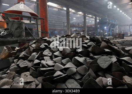 Pile de matière première en fonte brute à l'aciérie industrielle Banque D'Images