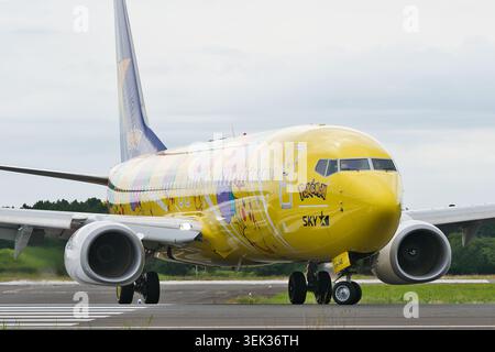 Skymark Airlines Boeing 737-800 (JA73AB) 'Pikachu Jet BC1' Pokemon avion spécial livrée au sol sur piste Banque D'Images
