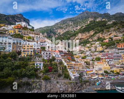 Vue aérienne de Positano sur la côte amalfitaine, Italie. Panorama drone d'un paysage urbain à couper le souffle à flanc de falaise avec des maisons colorées et la mer Méditerranée Banque D'Images