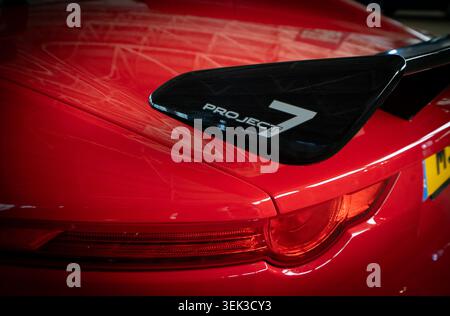 Gros plan de l'arrière du Jaguar Project 7 montrant le carénage noir emblématique de l'appuie-tête et l'écusson Project 7 en rouge éclatant Banque D'Images