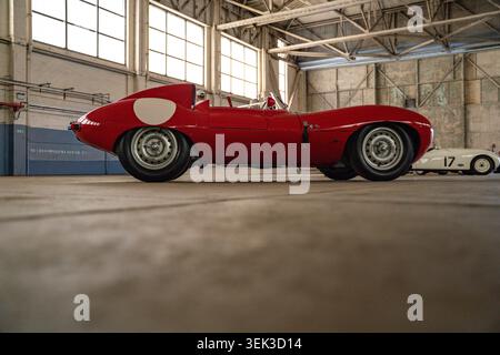 Jaguar d-type en rouge frappant avec cocarde blanche, exposée à l'intérieur d'un hangar à Bicester, mai 2026 Banque D'Images