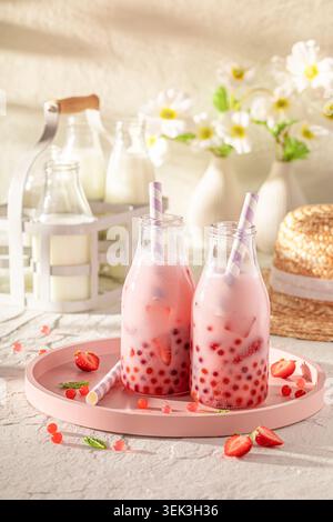 Thé moussant à la fraise froid et fait maison avec des baies et du lait. Thé moussant avec des baies fraîches. Banque D'Images