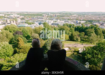 Un couple regardant au-dessus de l'horizon panoramique de la ville depuis le sommet de l'historique Cabot Tower sur Brandon Hill à Bristol, Royaume-Uni, Royaume-Uni Banque D'Images