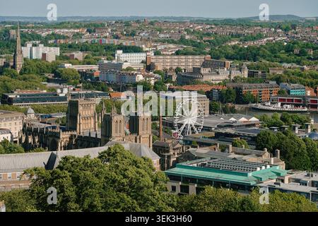 Vue panoramique sur la cathédrale de Bristol, la grande roue géante sur Millennium Square et le front de mer historique de Harbourside à Bristol, au Royaume-Uni Banque D'Images
