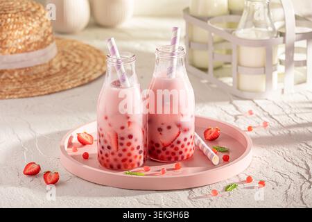 Thé moussant à la fraise froid et fait maison avec milkshake et boules. Boisson lactée d'été. Banque D'Images