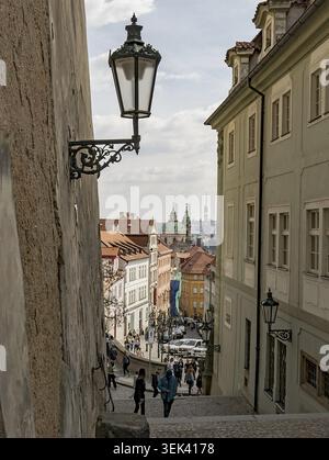 Vue sur le dôme de l'église Saint Nicolas et la tour de télévision depuis le château de Prague Banque D'Images