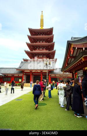 Visiteurs devant la pagode à cinq étages au temple Senso-ji à Asakusa, Tokyo, Banque D'Images