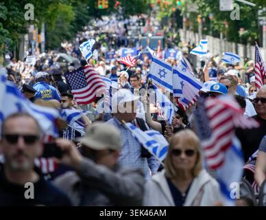 New York, États-Unis. 31 mai 2026. Marchent avec les drapeaux d'Israël et des États-Unis alors qu'ils se déplacent sur la Cinquième Avenue lors du défilé de la fête d'Israël à New York le dimanche 31 mai 2026. Photo de porter Binks/UPI crédit : UPI/Alamy Live News Banque D'Images