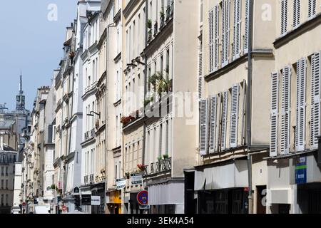Immeubles d'appartements et devantures de magasins dans le 3ème arrondissement de Paris, France. Banque D'Images