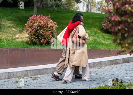 Insouciant homme et femme afro-américain partenaires marchant embrassant appréciant le bonheur dans les relations Banque D'Images