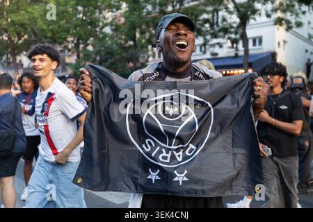 Les fans du PSG célèbrent leur victoire sur Arsenal après le match de Ligue des Champions à Paris. Banque D'Images