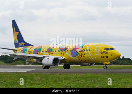 Skymark Airlines Boeing 737-800 (JA73AB) 'Pikachu Jet BC1' Pokemon avion spécial livrée au sol sur piste Banque D'Images
