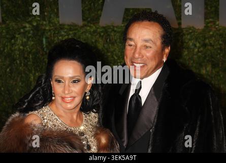 Smokey Robinson et son épouse Frances Gladney assistent à la Vanity Fair Oscar Party à Sunset Tower à West Hollywood, CA, le 22 février 2009. Crédit photo : Henry McGee/MediaPunch Banque D'Images