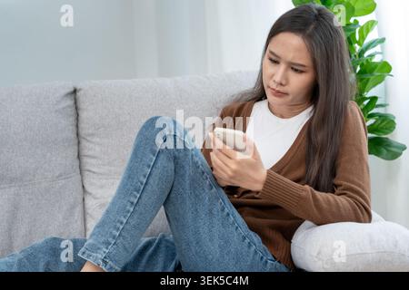 Malheureuse femme asiatique fille déçue, triste à propos du problème à la maison seule, se sentir seule, stressée, souffrant de mauvaise relation, rupture, divorce, FEM Banque D'Images