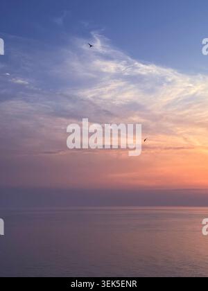 Ciel de coucher de soleil sur la mer calme à la verticale du soir Banque D'Images