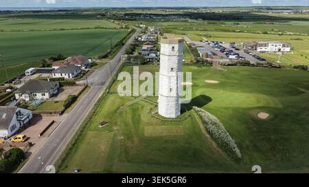 Le vieux phare de Flamborough Head, également connu sous le nom de « Chalk Tower », est une structure classée Grade II* construite en 1674 sur la côte est du Yorkshire Banque D'Images