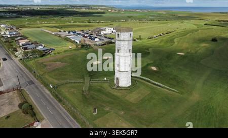 Le vieux phare de Flamborough Head, également connu sous le nom de « Chalk Tower », est une structure classée Grade II* construite en 1674 sur la côte est du Yorkshire Banque D'Images