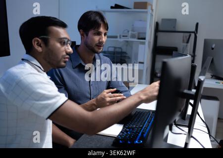 Développeurs de logiciels spécialisés travaillant ensemble à Computer in Tech Office Banque D'Images