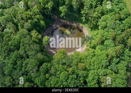 Cratère météorite Kaali contenant un lac, un repère naturel situé sur Saaremaa, Estonie, Europe, vue aérienne. Banque D'Images