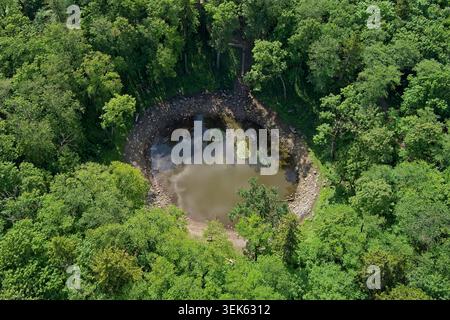 Cratère météorite Kaali contenant un lac, un repère naturel situé sur Saaremaa, Estonie, Europe, vue aérienne. Banque D'Images