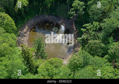 Cratère météorite Kaali contenant un lac, un repère naturel situé sur Saaremaa, Estonie, Europe, vue aérienne. Banque D'Images