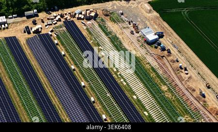 Vue aérienne de la ferme solaire en construction avec panneaux installés Banque D'Images