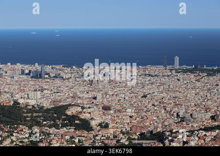 BARCELONE, ESPAGNE - 13 MAI 2017 : c'est une vue panoramique aérienne de la ville depuis la montagne Tibidabo. Banque D'Images