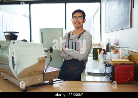 Barista souriant debout dans un atelier de torréfaction de café Banque D'Images