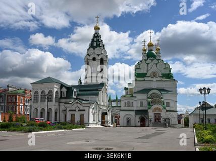 YOSHKAR-Ola, RÉGION DE MARI El, RUSSIE - 25 MAI 2026 : Église de la Sainte Trinité avec un grand clocher sous un ciel nuageux lumineux à Yoshkar-Ola, Russie Banque D'Images
