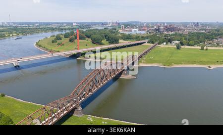 Vue aérienne du pont ferroviaire Haus-Knipp et du pont Beeckerwerth traversant le Rhin avec des installations industrielles en arrière-plan Duisburg, N. Banque D'Images