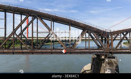 Vue aérienne du pont ferroviaire historique Haus-Knipp enjambant le Rhin avec le pont moderne Beeckerwerth en arrière-plan Duisburg, Nord R. Banque D'Images