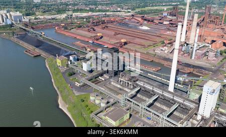 Vue aérienne de l'aciérie Kokerei Schwelgern KBS thyssenkrupp avec cheminées industrielles et installations de stockage de charbon le long de la rivière à Duisburg, N. Banque D'Images