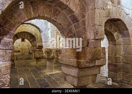 Intérieur de l'ancienne crypte romane du monastère de San Salvador de Leyre à Yesa, Navarre, Espagne en Europe Banque D'Images