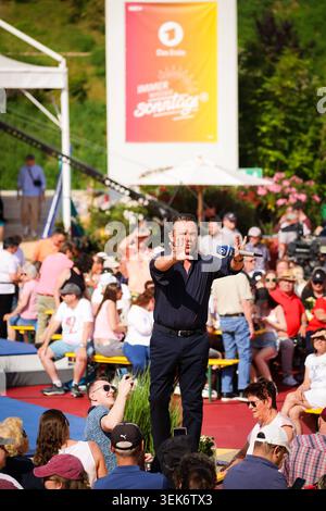 Rust, Deutschland 31.05.2026, immer wieder Sonntags im Europa-Park Rust - 31.05.2026 Im Bild, modérateur Stefan Mross auf der Bühne BEI den fans, im Hintergrund hängt ein Banner von der ARD mit Immer wieder Sonntags. Europapark Rust Baden Württemberg *** Rust, Allemagne 31 05 2026 Immer Wieder Sonntags im Europa Park Rust 31 05 2026 dans l'image le présentateur Stefan Mross sur scène avec les fans, en arrière-plan accroche une bannière de ARD avec Immer Wieder Sonntags Europapark Rust Baden Württemberg Copyright : xFotostandx/xHettichx Banque D'Images