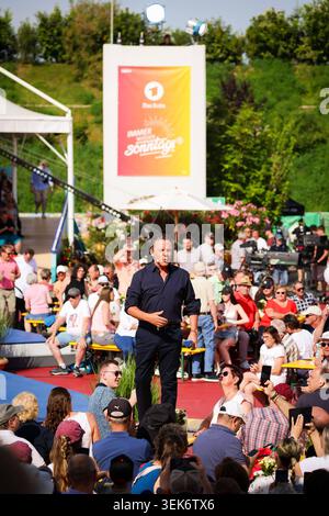 Rust, Deutschland 31.05.2026, immer wieder Sonntags im Europa-Park Rust - 31.05.2026 Im Bild, modérateur Stefan Mross auf der Bühne BEI den fans, im Hintergrund hängt ein Banner von der ARD mit Immer wieder Sonntags. Europapark Rust Baden Württemberg *** Rust, Allemagne 31 05 2026 Immer Wieder Sonntags im Europa Park Rust 31 05 2026 dans l'image le présentateur Stefan Mross sur scène avec les fans, en arrière-plan accroche une bannière de ARD avec Immer Wieder Sonntags Europapark Rust Baden Württemberg Copyright : xFotostandx/xHettichx Banque D'Images