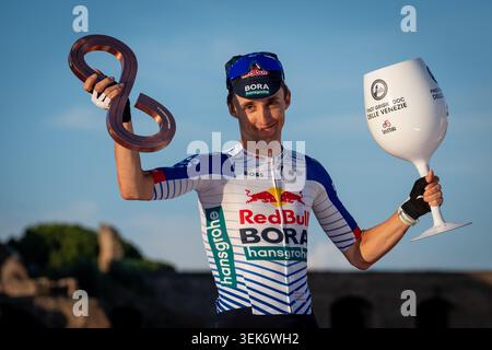 Rome, Italie, le 31 mai 2026. L'australien JAI Hindley et l'équipe Red Bull - BORA - hansgrohe à la troisième place posent sur le podium lors de la cérémonie du 109e Giro d'Italia 2026, étape 21, une étape de 131 km de Rome à Rome 1289m. Crédit : Stefano Costantino TTL / Alamy Live News Banque D'Images