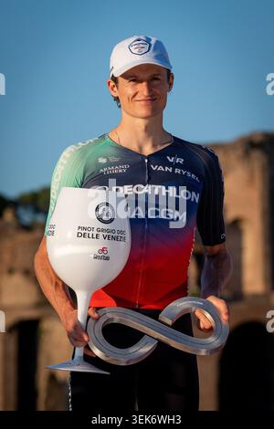 Rome, Italie, le 31 mai 2026. Felix Gall d'Autriche et Team Decathlon CMA CGM en deuxième place posent sur la cérémonie du podium lors du 109e Giro d'Italia 2026, étape 21, une étape de 131 km de Rome à Rome 1289m. Crédit : Stefano Costantino TTL / Alamy Live News Banque D'Images