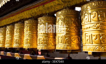 Roues à prières tibétaines en métal au temple Swayambhunath, Katmandou, Népal Banque D'Images