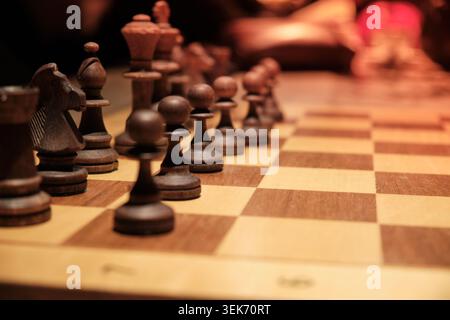 Pièces d'échecs en bois disposées sur échiquier pendant le jeu stratégique Banque D'Images