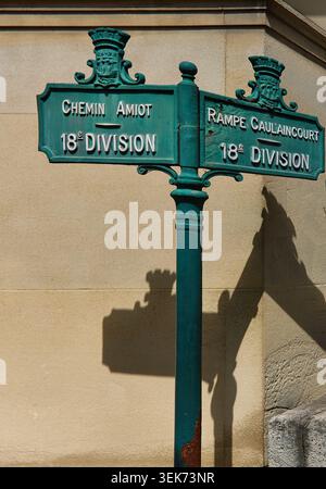 Paris, France - 11 mai 2026 : panneau de rue vintage affichant le chemin Amiot et la rampe Caulaincourt à Paris, France, avec une métallurgie verte complexe et Banque D'Images