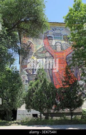 Mosaïque de l'époque de la République socialiste soviétique tadjike sur une maison à Douchanbé Banque D'Images