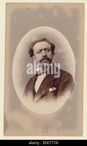 Un parent ou un ami de Maurice Ravel apparaît sur une photographie de portrait monochrome datée de 1880. L'image enregistre le membre de la famille dans un examen formel connecté au compositeur. Banque D'Images