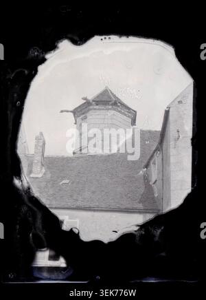 L'empreinte en gélatine argentée enregistre le pigeonnier de la ferme de l'Hôtel-Dieu à Bellay-en-Vexin en 1933. Le pigeonnier se trouve dans une ferme rurale, préservant les preuves architecturales du patrimoine agricole dans la région du Vexin en France. Banque D'Images