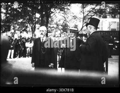 Georges Clemenceau et Louis Lépine assistent à l’inauguration d’un Diplodocus au Muséum national d’histoire naturelle de Paris le 15 juin 1908. La photographie de presse commandée par l’Agence Rol enregistre les participants à un événement scientifique et civique remarquable. Banque D'Images