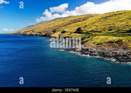 Une vue aérienne époustouflante sur la côte de West Maui, Hawaï, avec des eaux turquoises vibrantes et un littoral accidenté sur fond de salut doré Banque D'Images